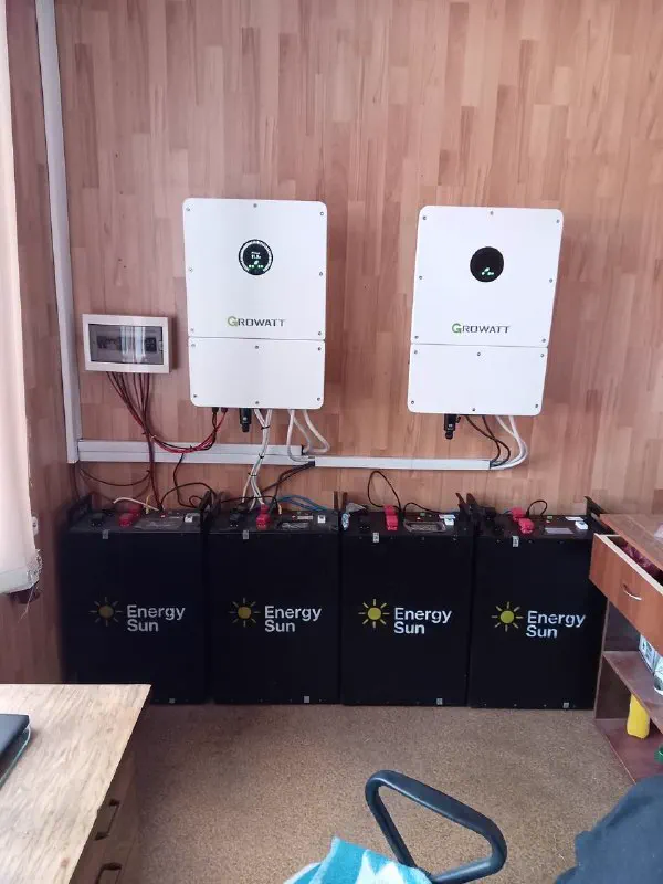 Система резервного живлення: два інвертори Growatt на стіні та чотири акумуляторні збірки Energy Sun під ними