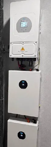 Інвертор Deye SUN-06K-SG05LP1-EU і акумулятори Deye SE-F5 Pro-C на стіні