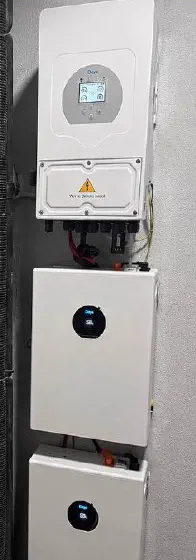 Інвертор Deye SUN-06K-SG05LP1-EU і акумулятори Deye SE-F5 Pro-C на стіні