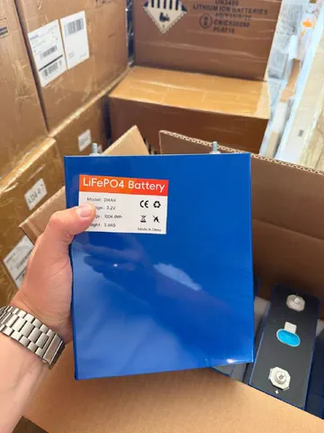 Комірка LiFePO4 314 А·год у руці