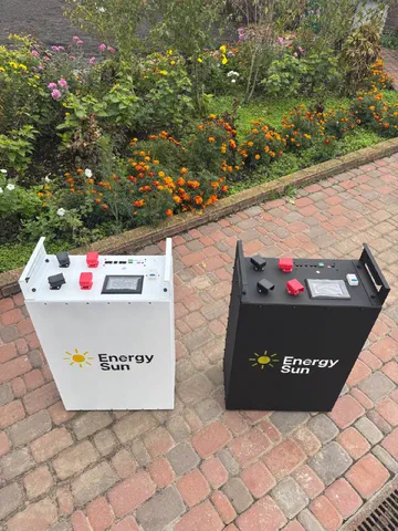 Біла й чорна акумуляторні збірки LiFePO4 Energy Sun